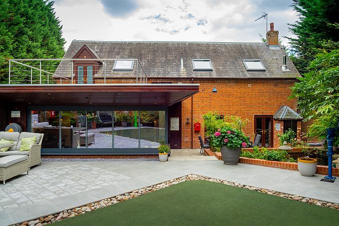 Large Panoramic Frameless Window Solutions For Natural Light